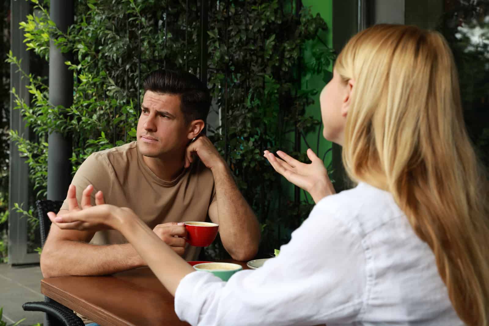 homme regardant ailleurs tout en étant à un rendez-vous