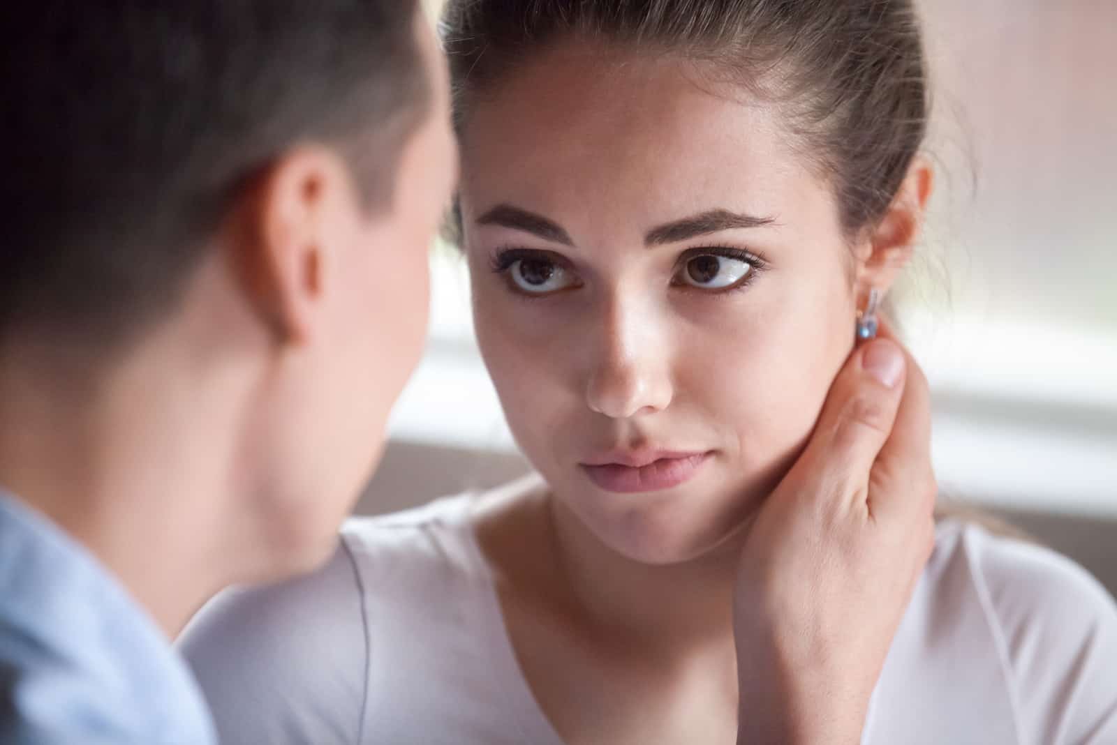 hommes s'excusant auprès d'une femme