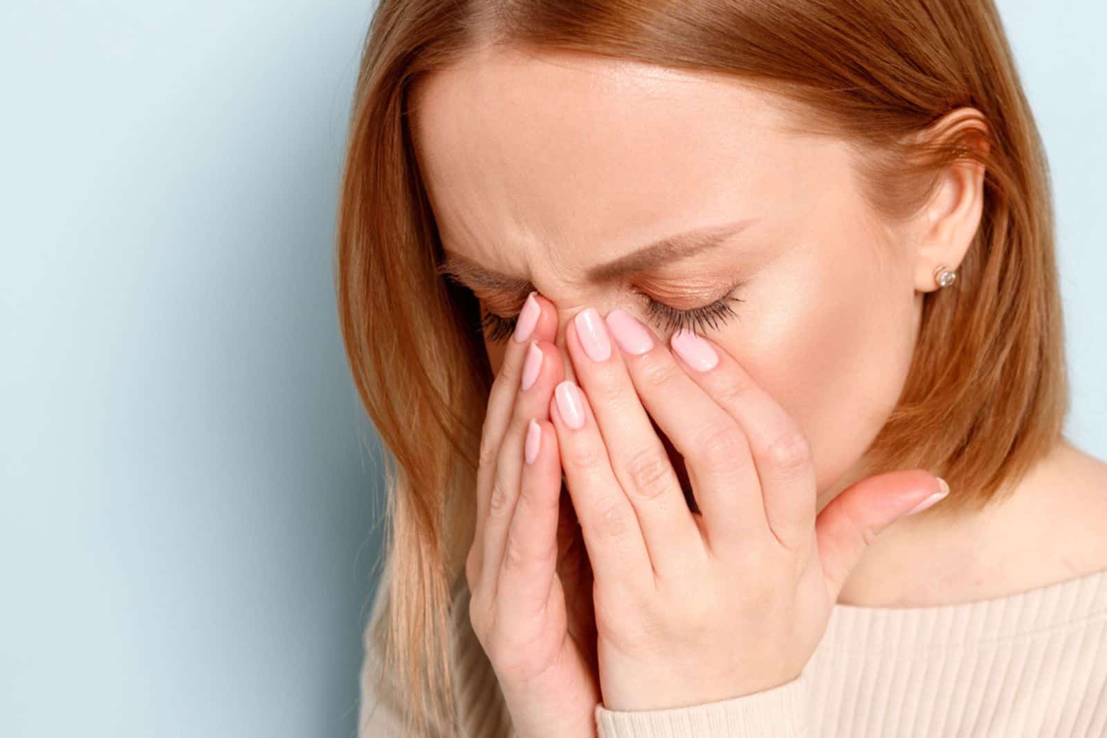 jeune femme a un problème avec les lentilles de contact