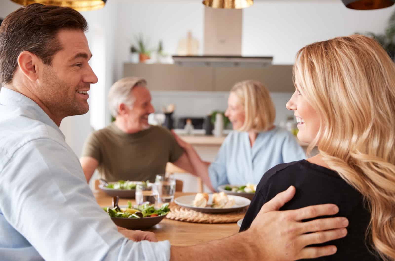 l'homme présente sa petite amie aux parents