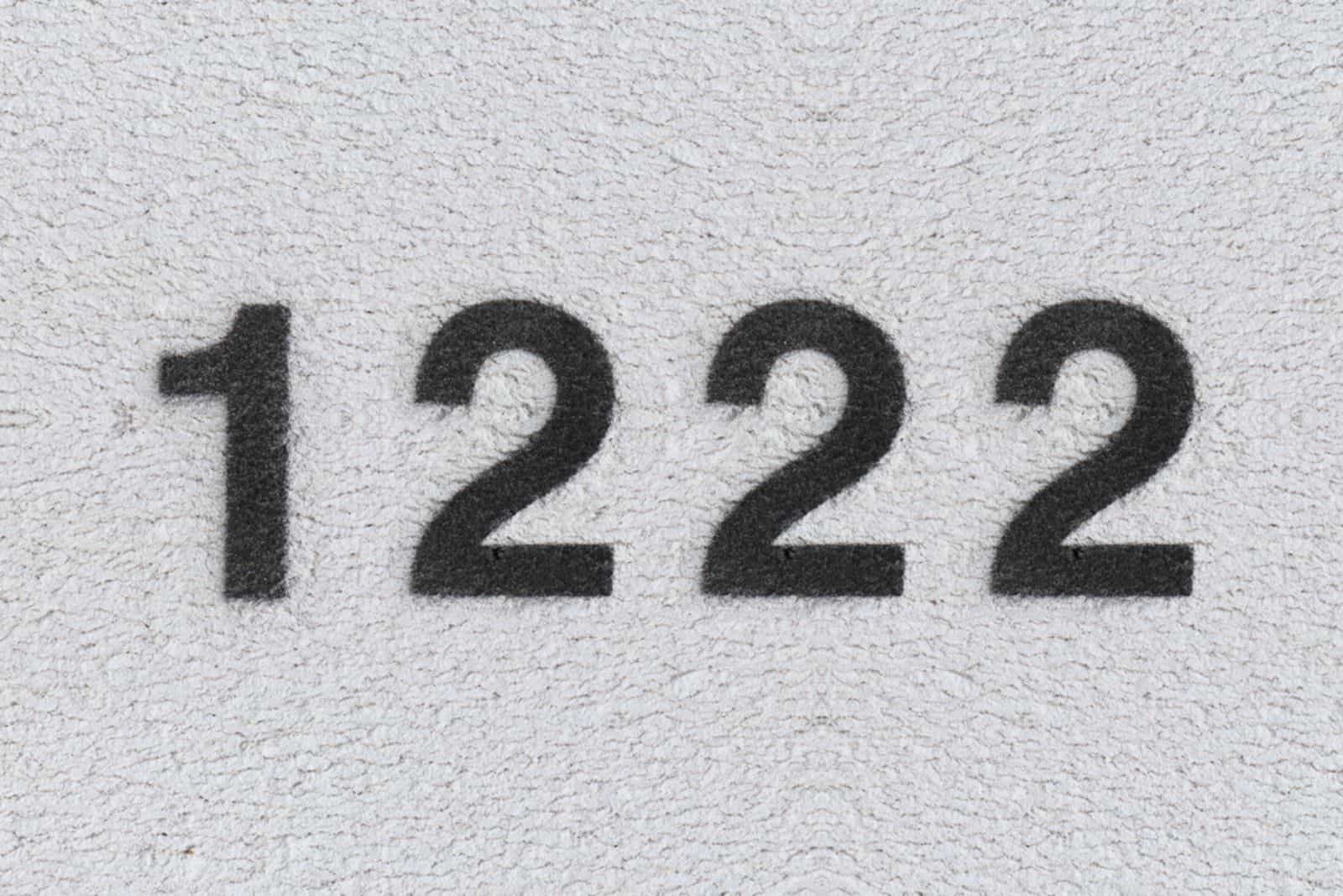 numéro 1222 sur fond gris