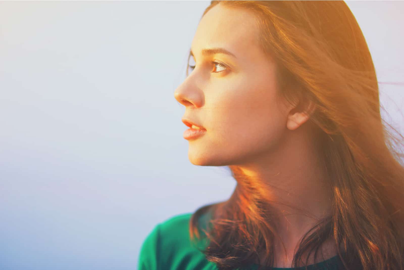 portrait latéral d'une femme sérieuse