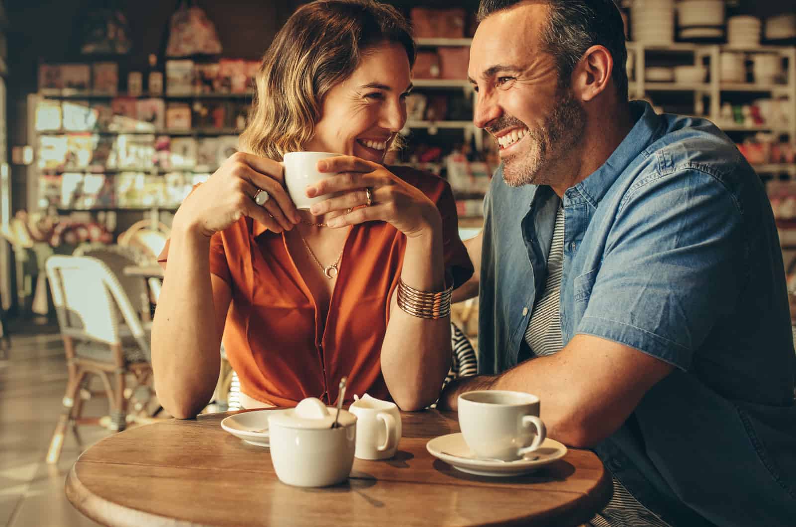 un couple boit du café ensemble