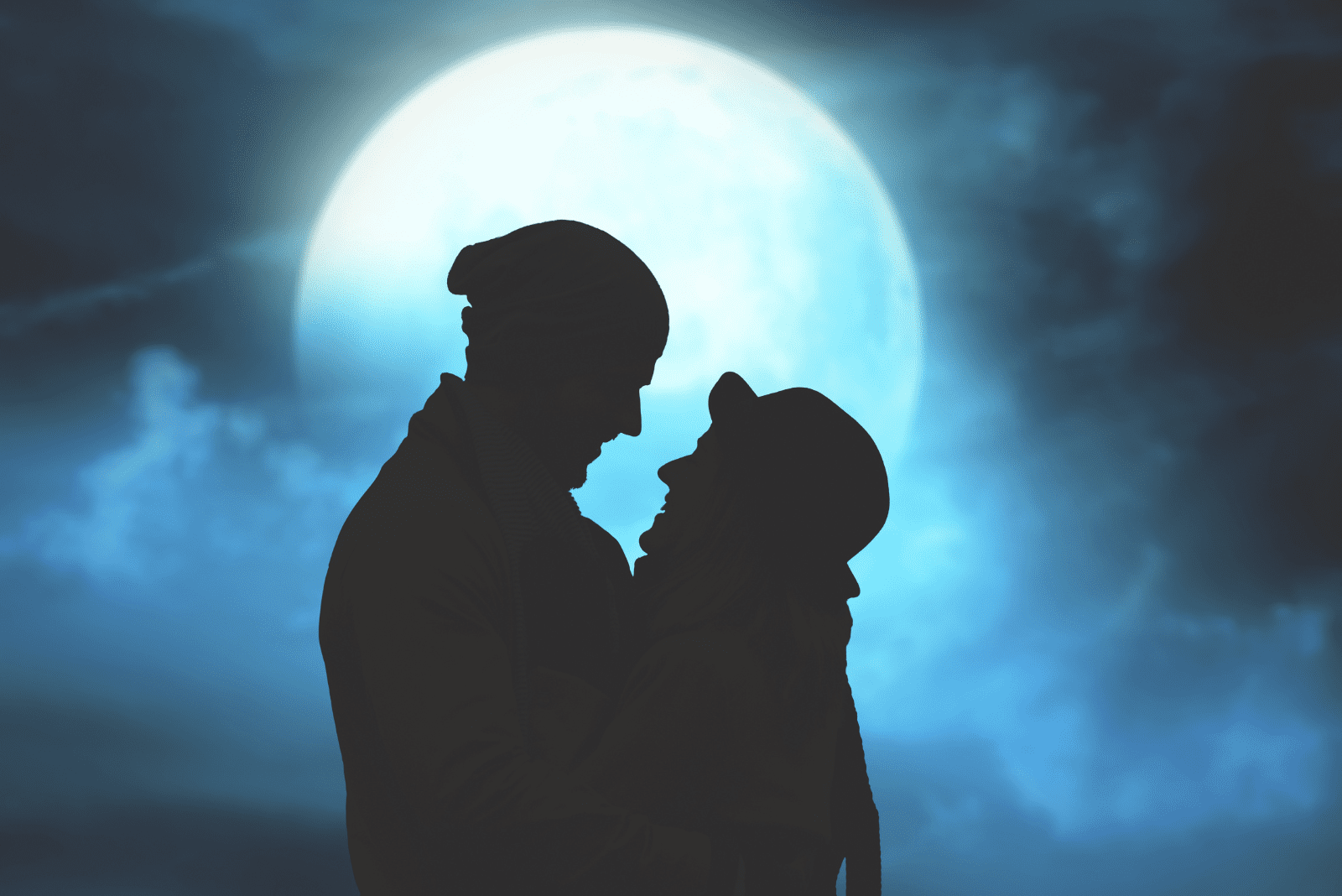 un homme et une femme se tiennent sur la pleine lune