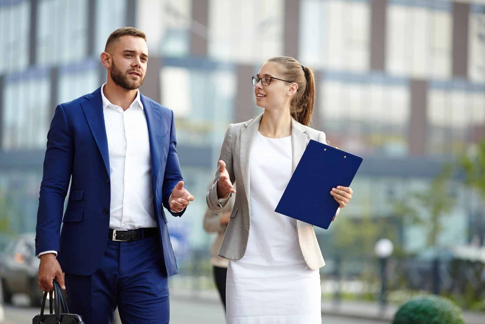 un homme et une femme sont assis, il regarde devant lui tout en parlant à la femme