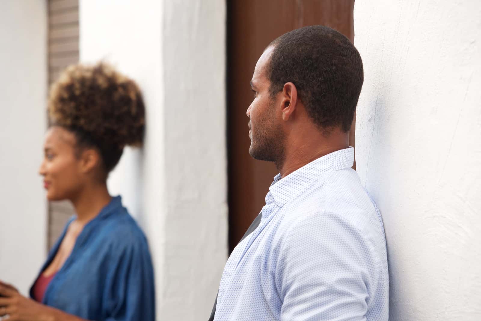 un homme regarde une femme de loin