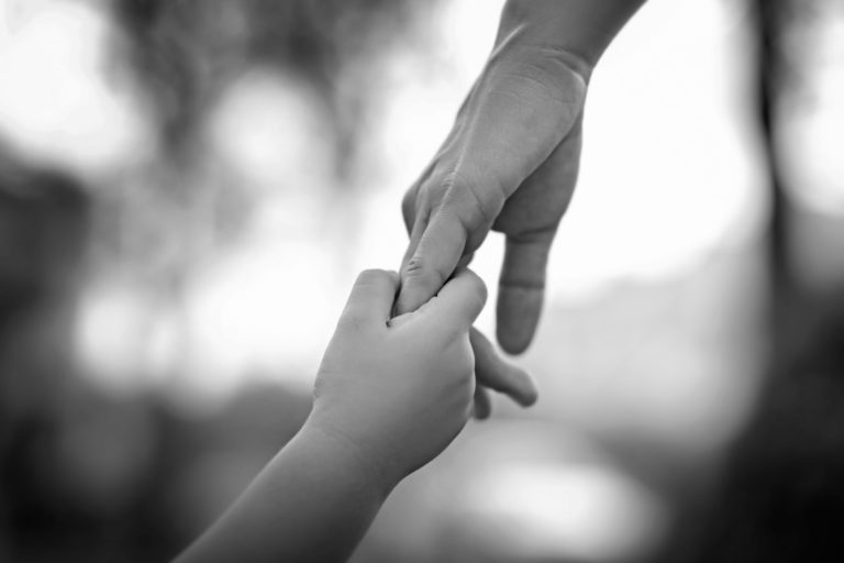 mère et enfant se tiennent la main