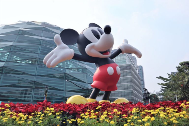 mickey mouse à bras ouverts