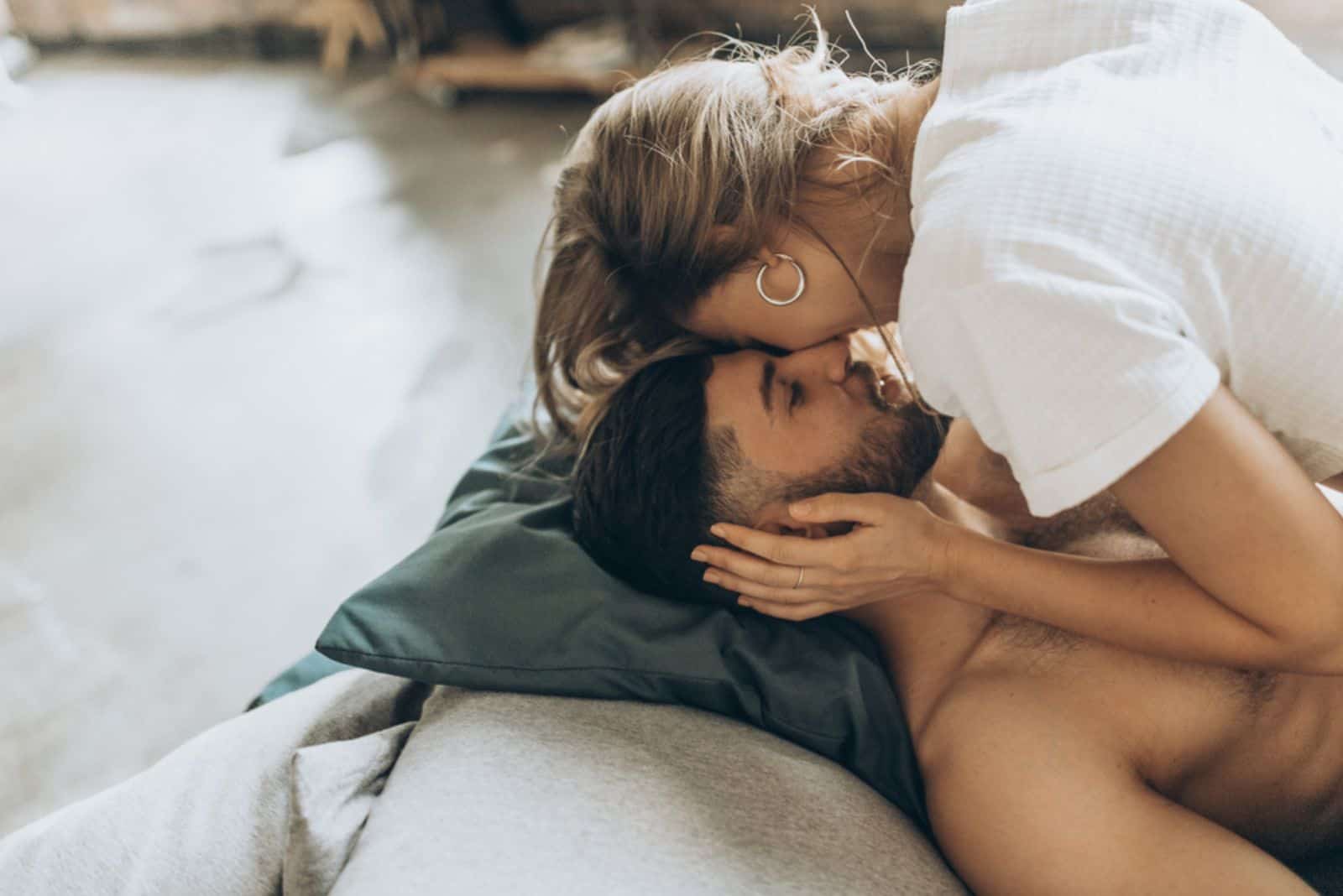 Beau couple d'amoureux s'embrassant au lit