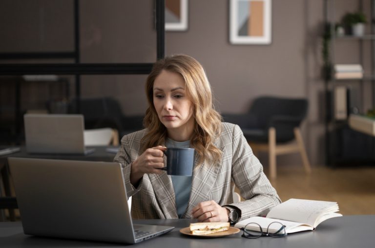 assise à son bureau
