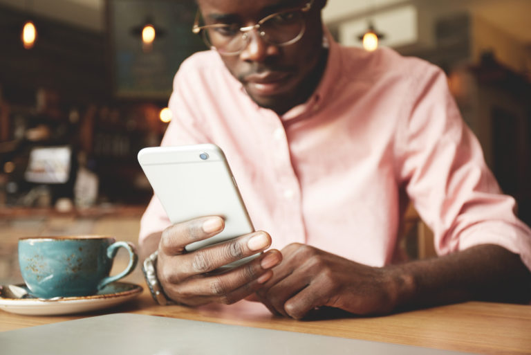 l'homme regarde le téléphone