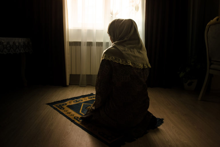 femme triste priant pour sortir d'une situation difficile