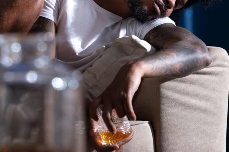 gros plan d'un homme tenant un whisky