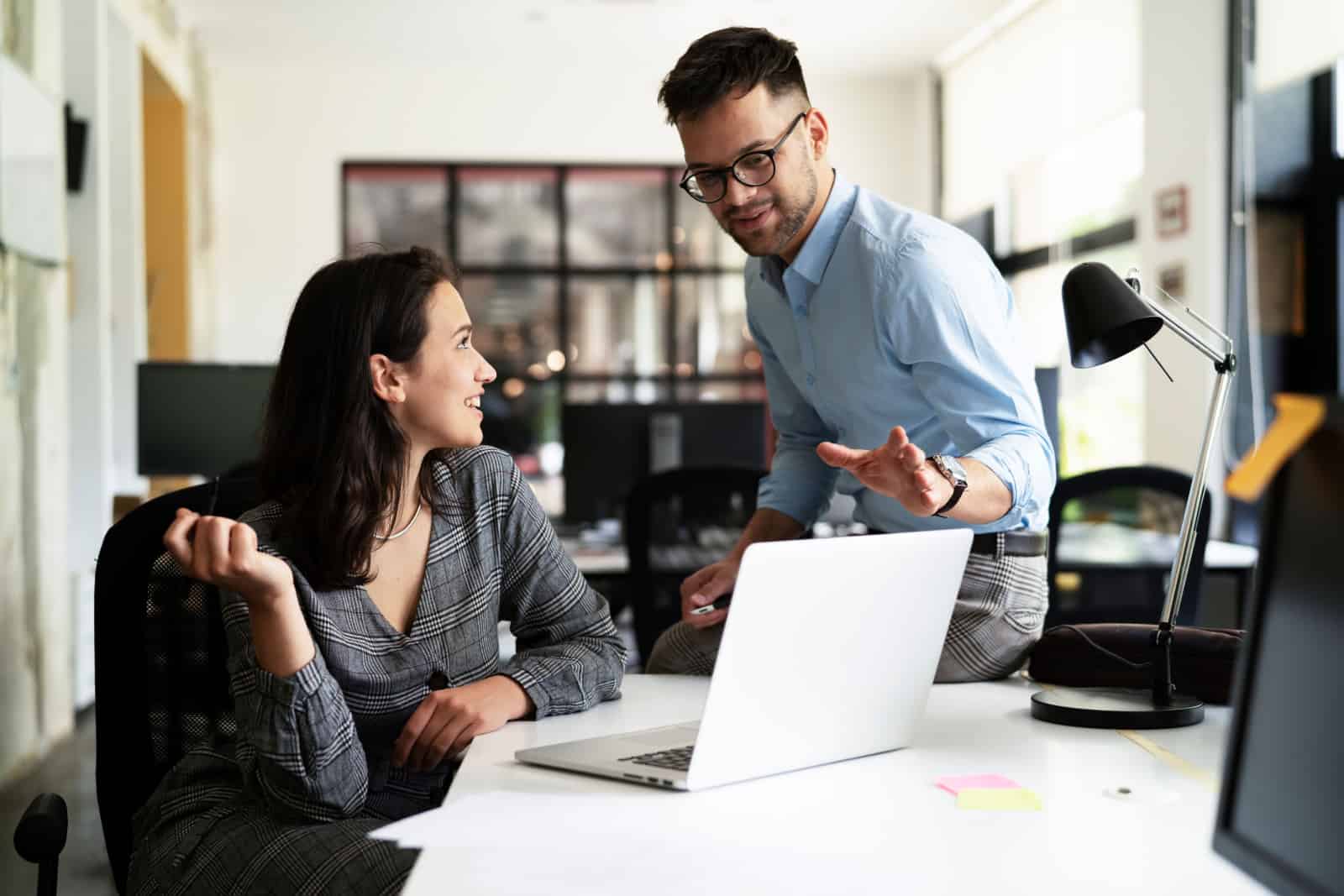 Femme d'affaires et homme d'affaires discutant du travail au bureau