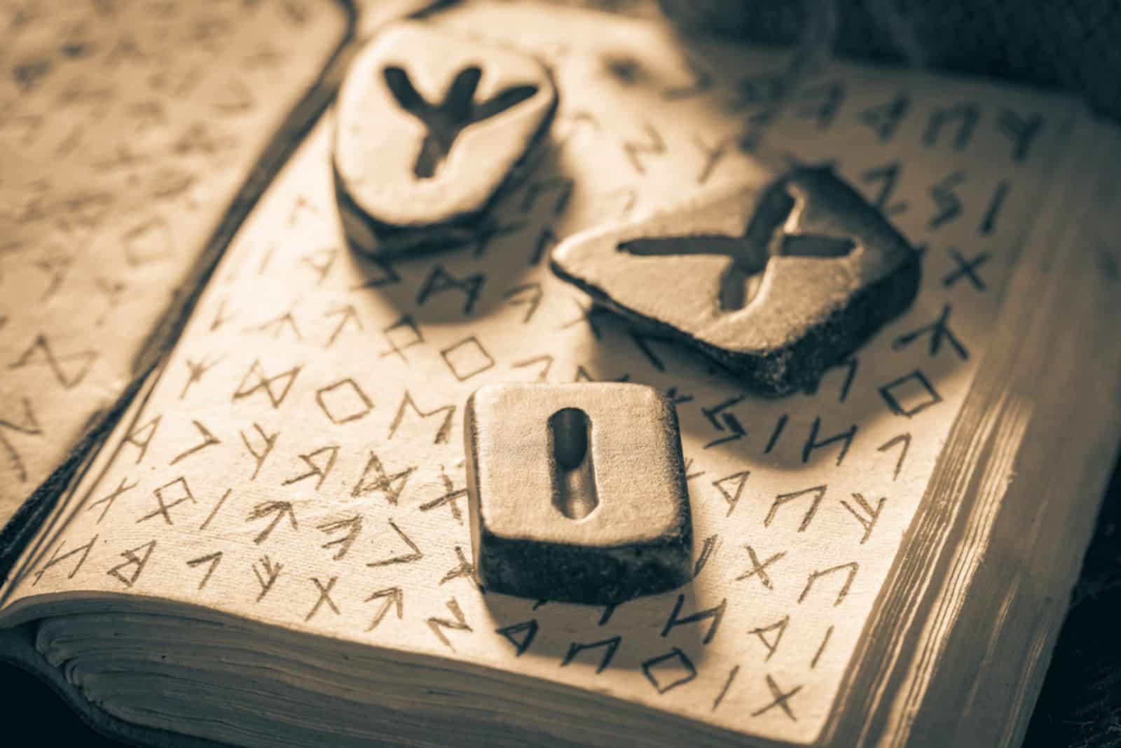 Gros plan de la divination runique vintage par des pierres basées sur la langue ancienne