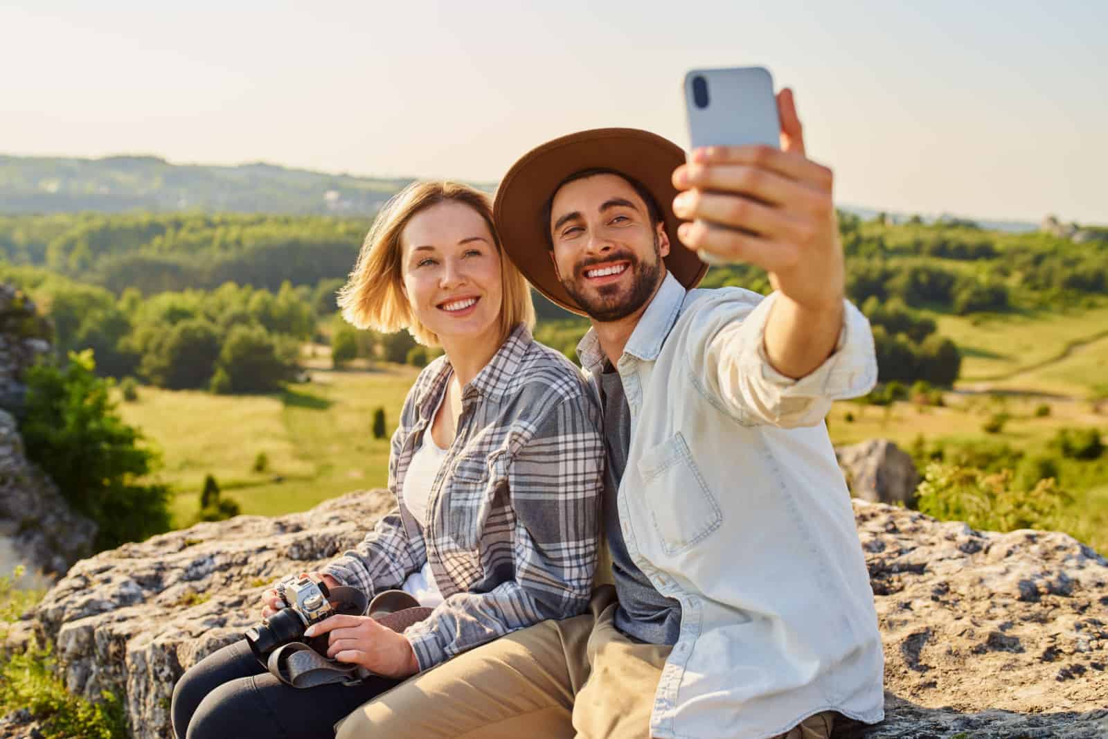 Gros plan sur un jeune couple prenant un selfie lors d'une randonnée en vacances d'été