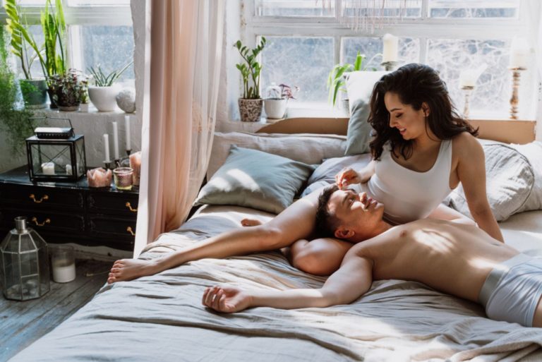 jeune couple passant du temps dans leur belle maison de campagne