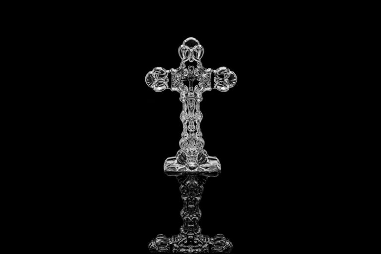 croix sur fond noir