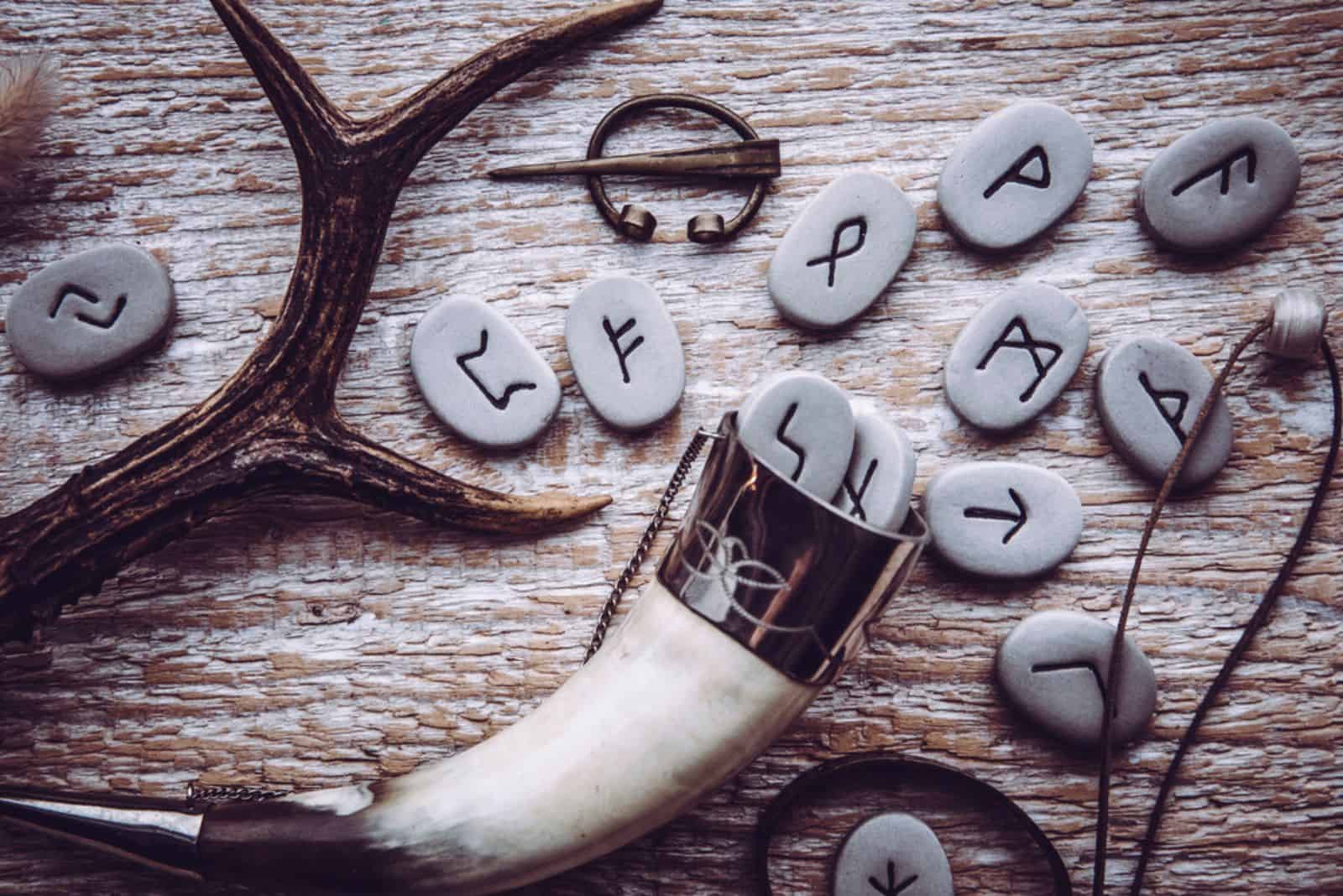 Vue à plat des pierres runiques avec divers objets de style de l'ère viking