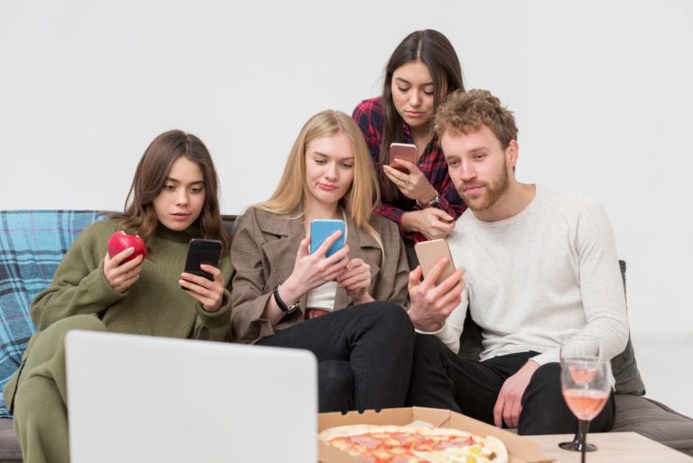 groupe d'amis utilisant leurs smartphones