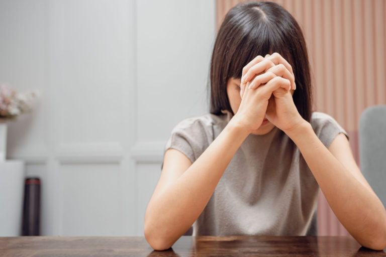 femme qui prie au bureau