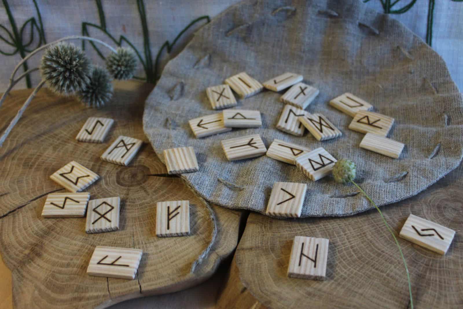 Runes scandinaves en bois faites à la main Elder Futhark