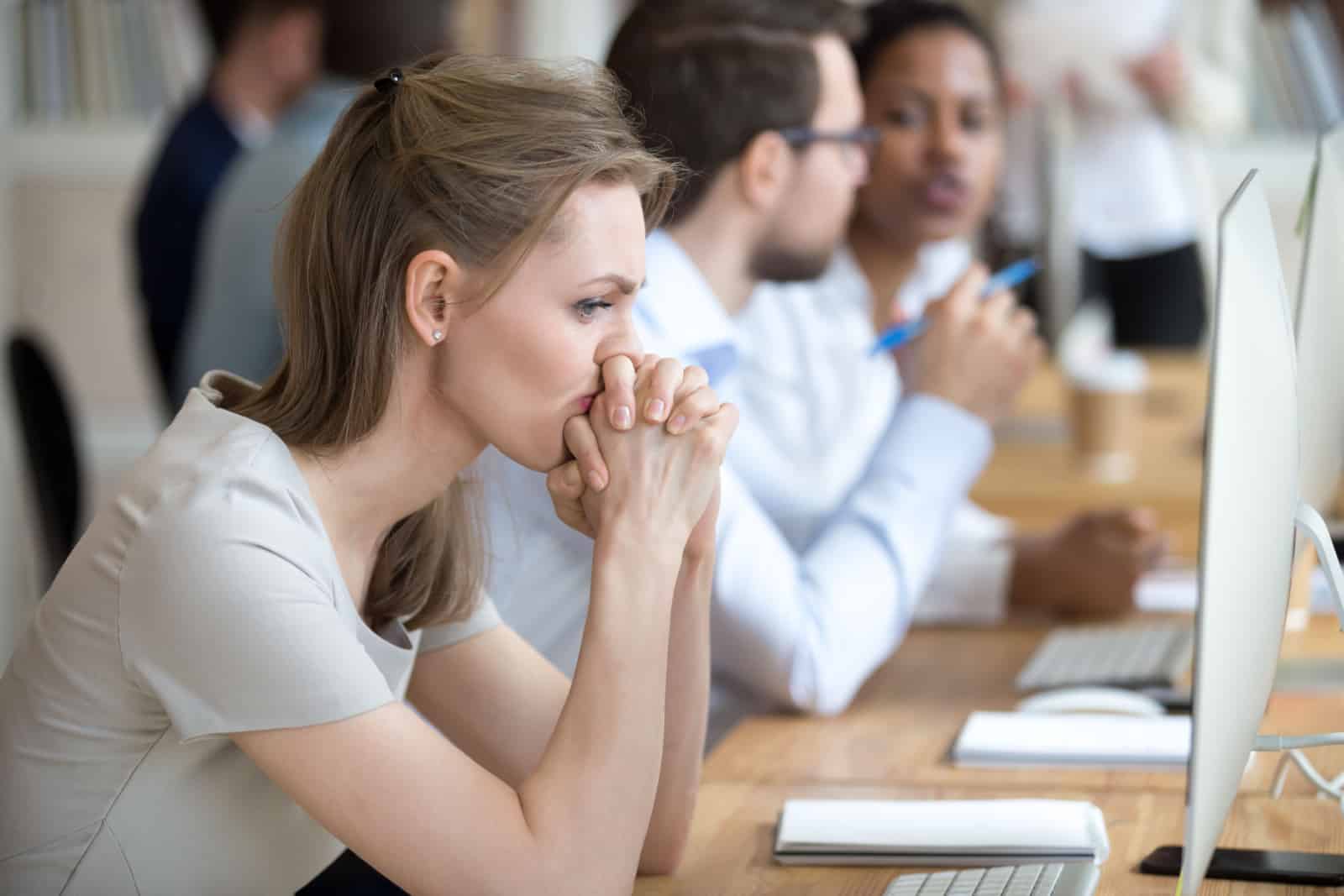 Travailleuse frustrée et confuse contrariée