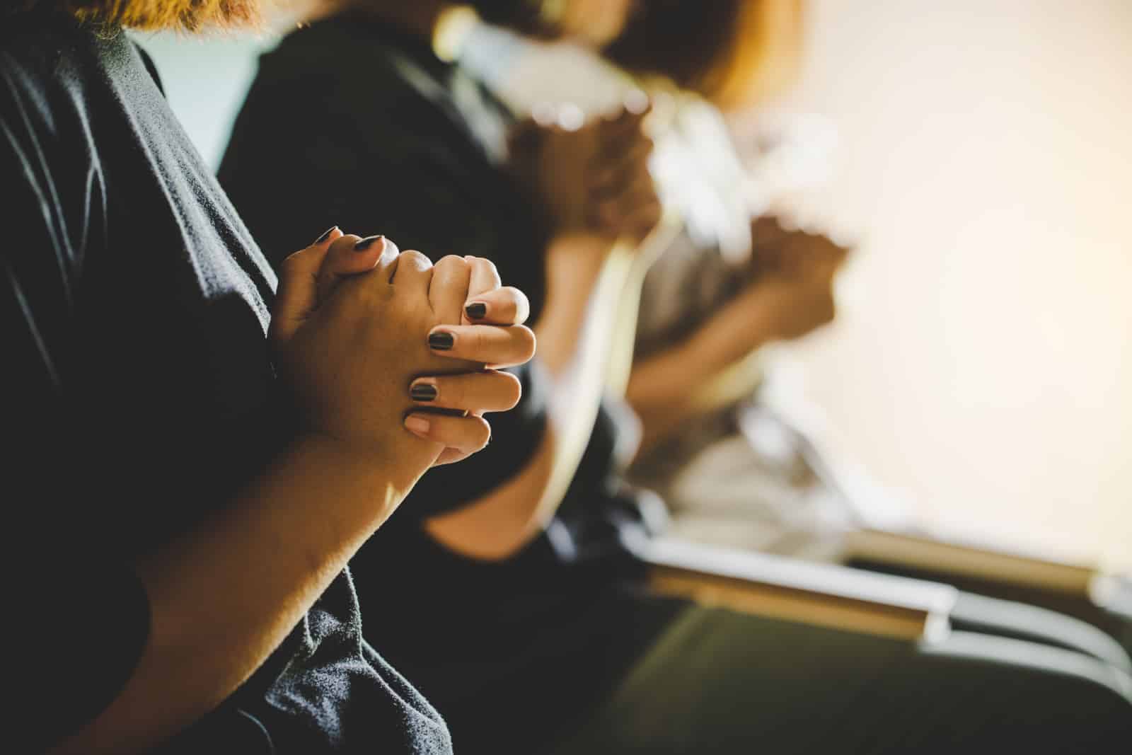 Trois personnes prient et prient Dieu ensemble