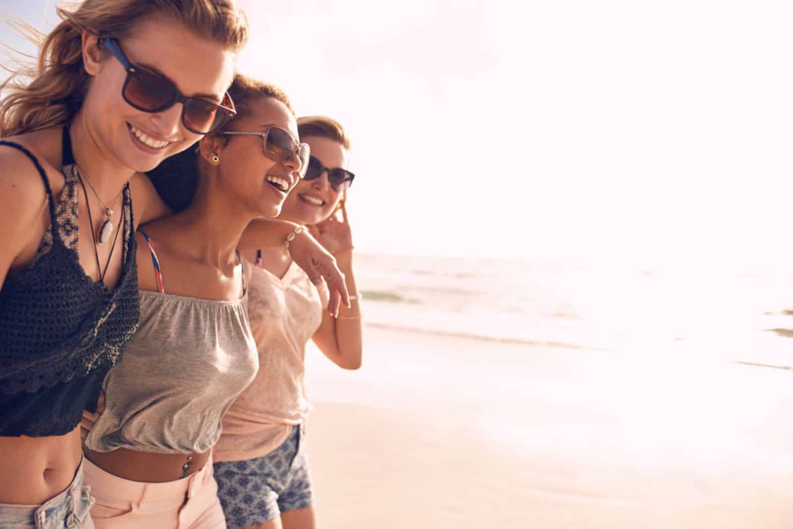 Un groupe de belles jeunes femmes marchant sur la plage