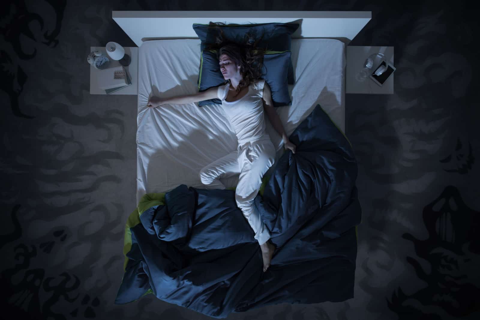 Une femme nerveuse au lit fait un cauchemar à minuit