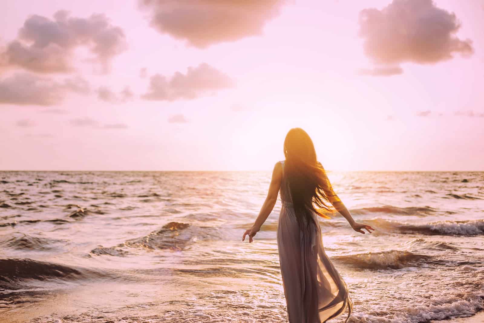 belle femme marchant vers la mer