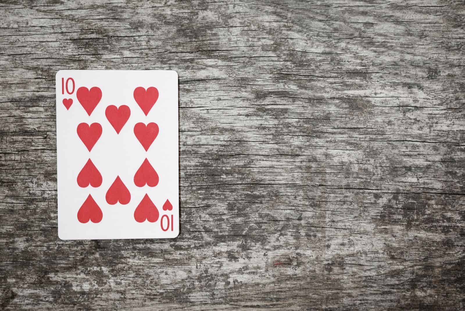 coeur de dix cartes sur la table