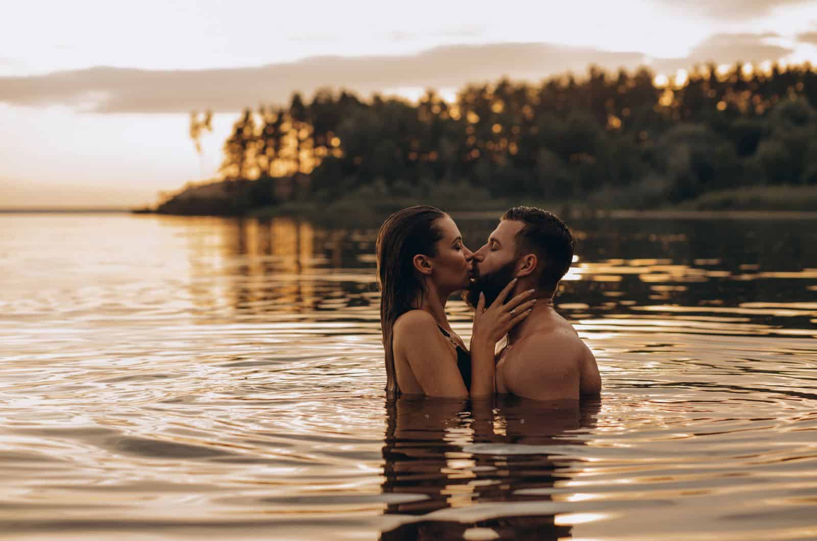 couple passionné s'embrassant dans le lac