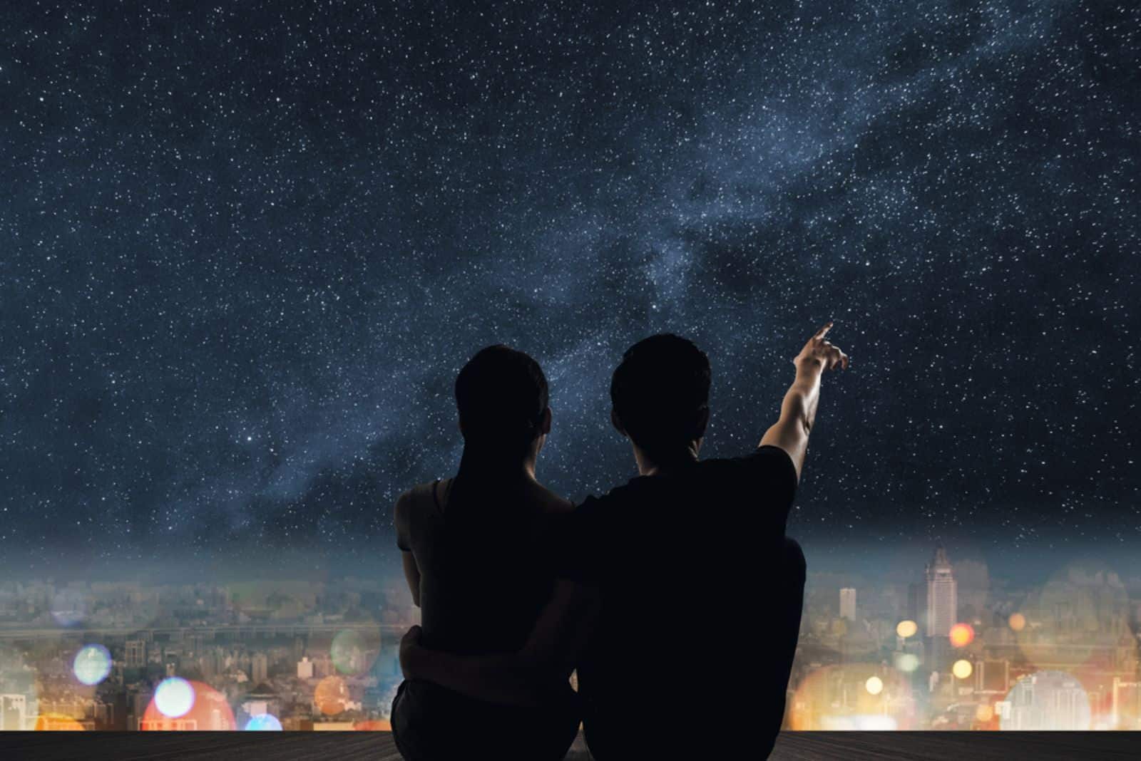 couple regardant les étoiles