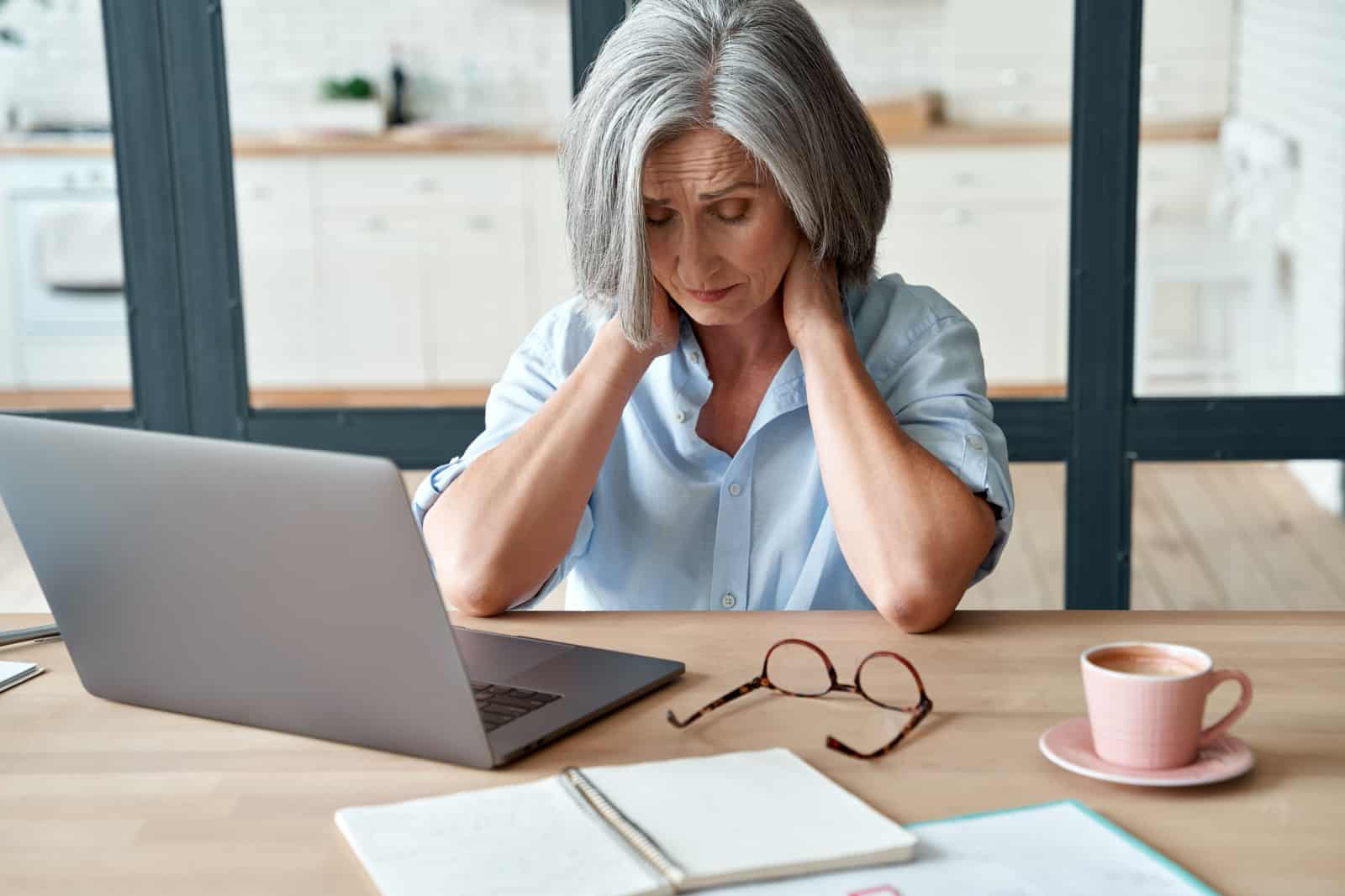 femme âgée stressée au travail