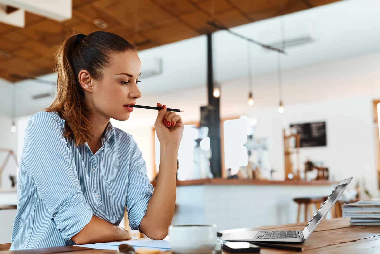 femme ayant une pause pendant le travail