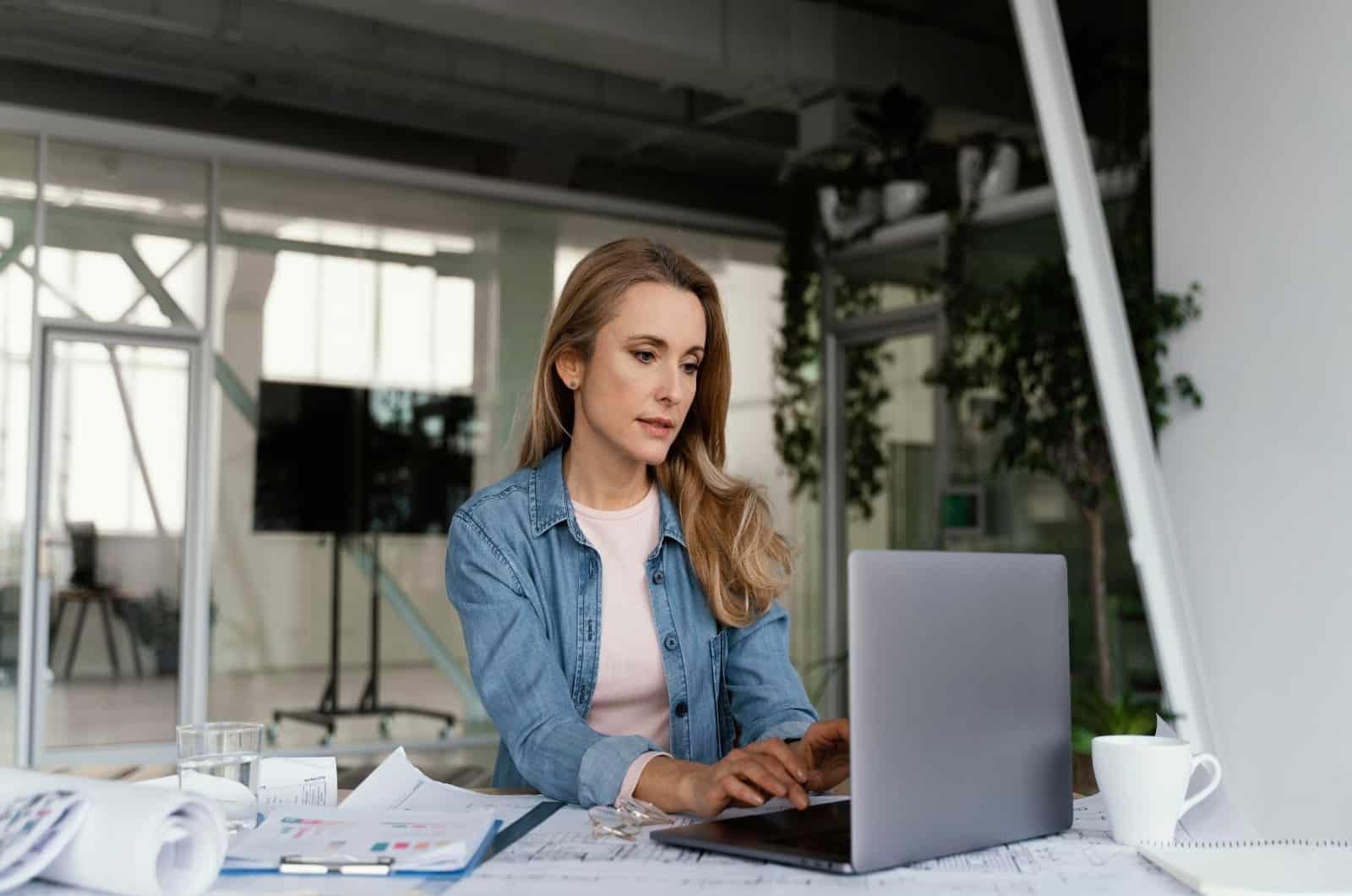 femme blonde assise à son bureau