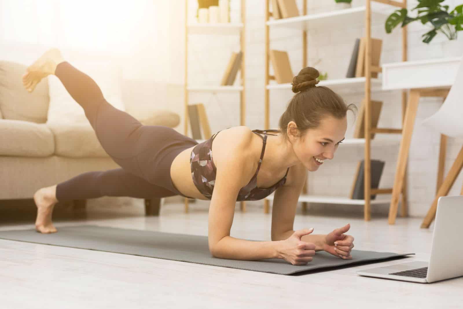 femme faisant des exercices à la maison