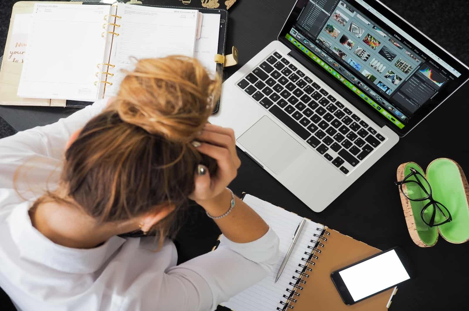 femme fatiguée travaillant au bureau