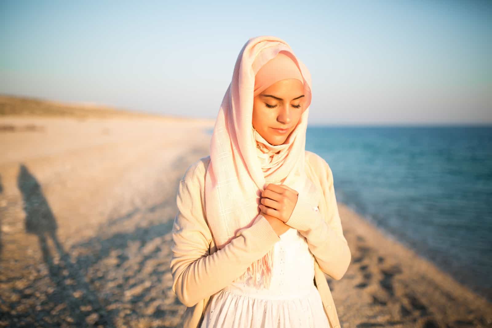 femme musulmane priant une prière personnelle à l'extérieur