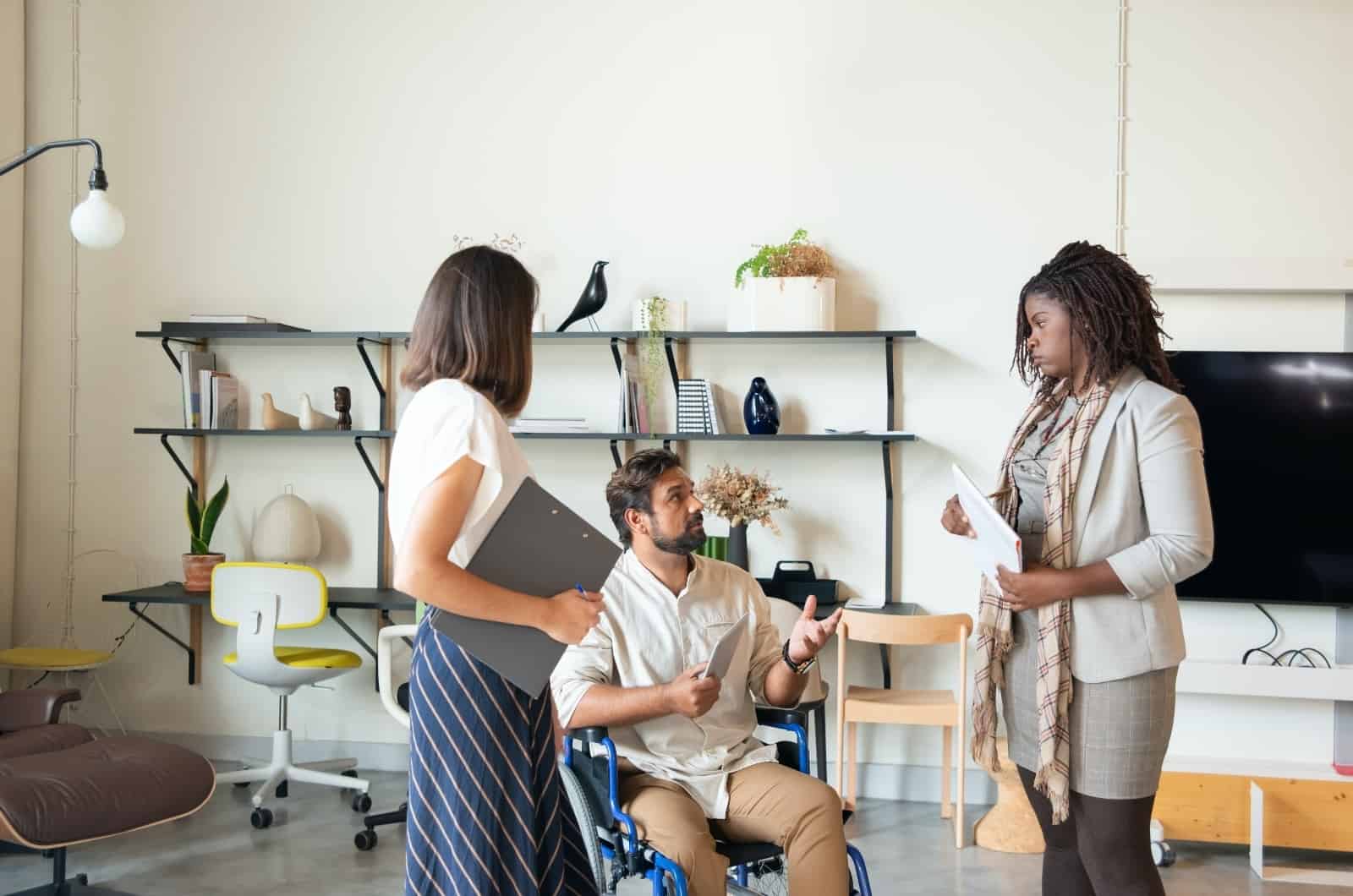 femme parlant à ses jeunes collègues