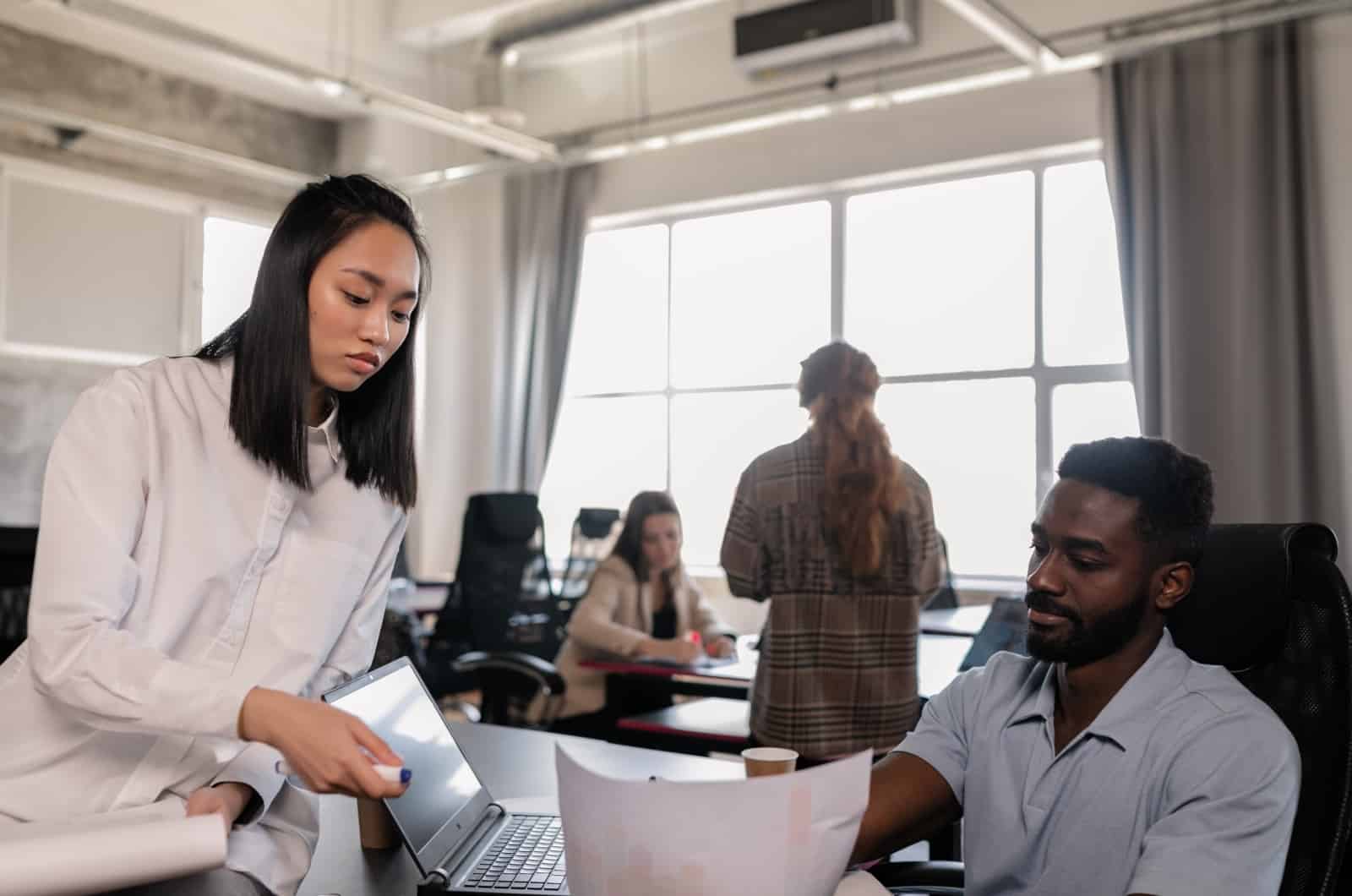 femme qui parle à ses collègues