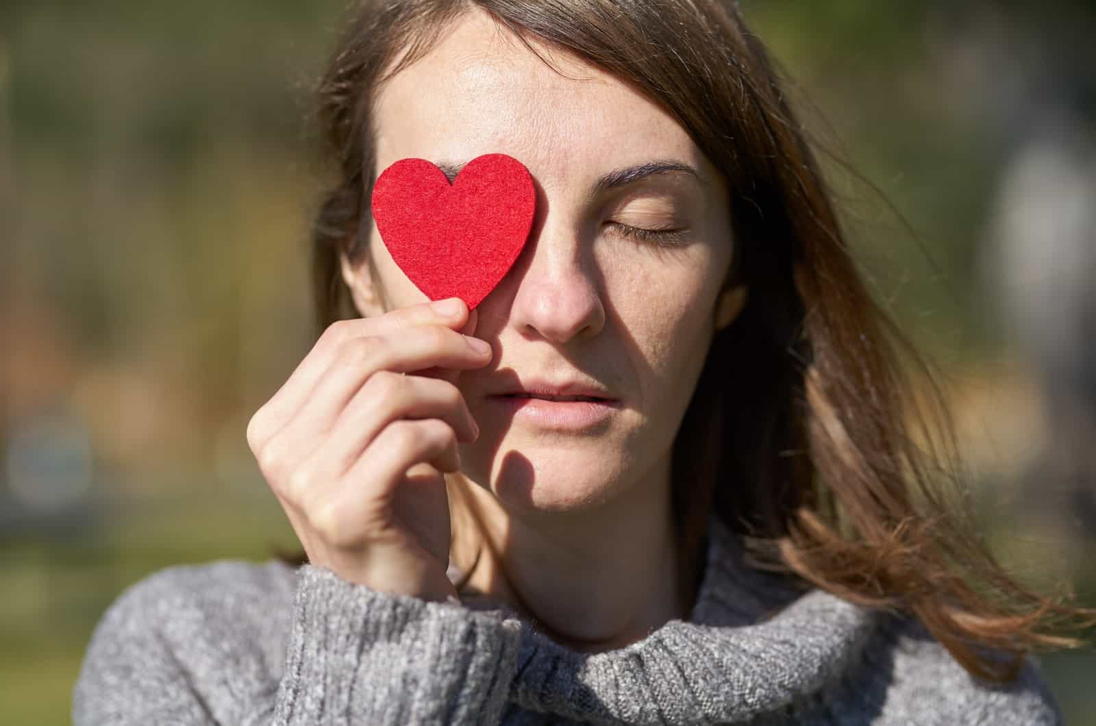 femme tenant un coeur