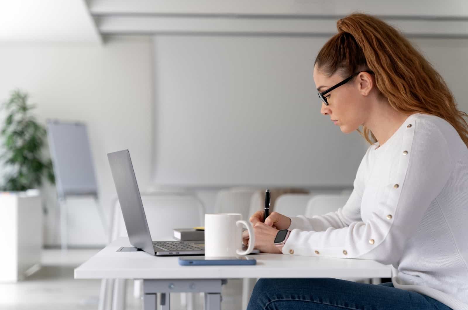 femme travaillant au bureau