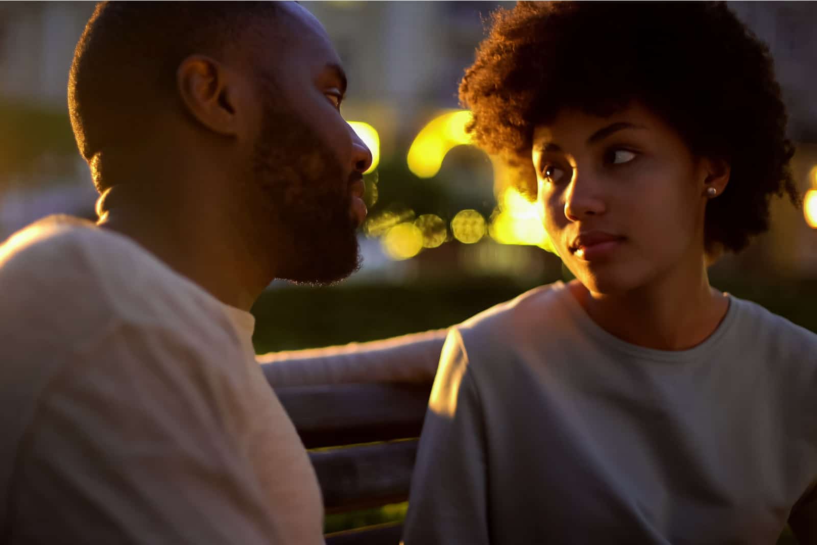 homme et femme ayant une conversation sérieuse