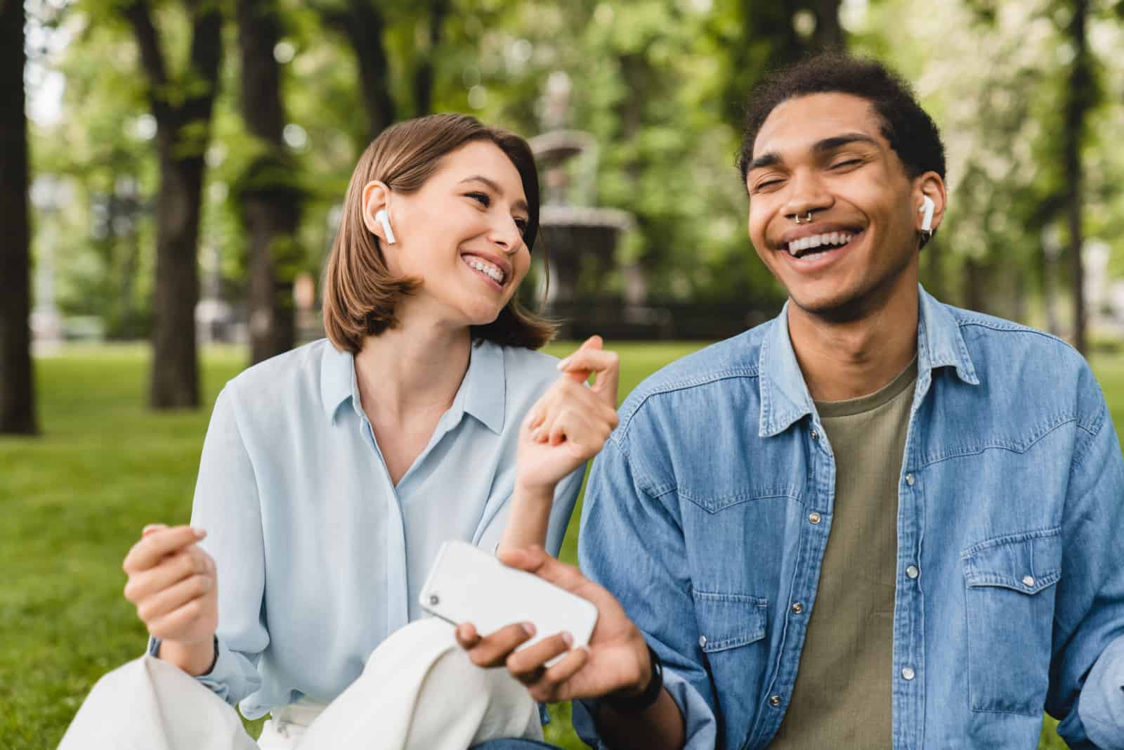 homme et femme écoutent la radio