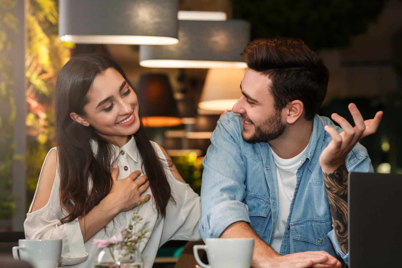 homme et femme flirter dans un café buvant du café