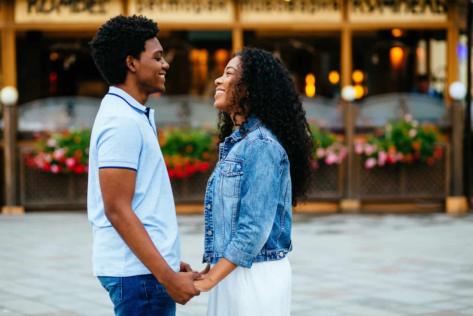 jeune couple se tient la main