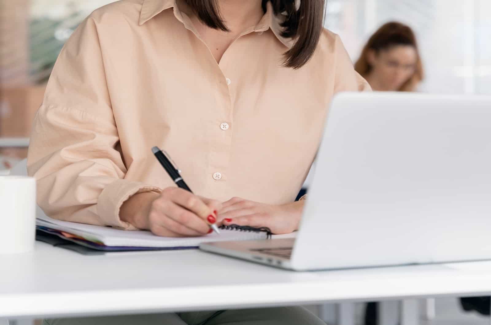 jeune femme et son ordinateur portable