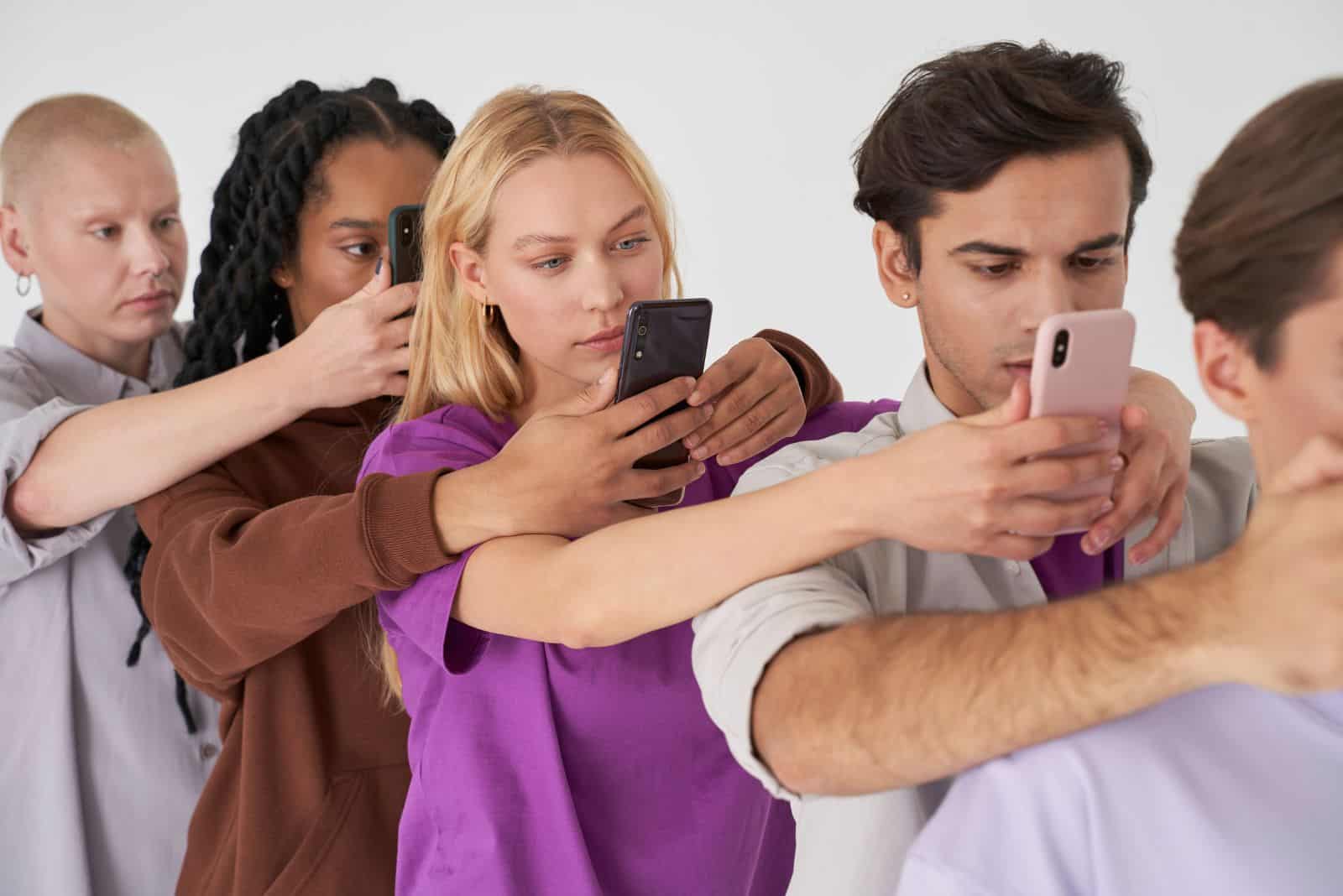 jeunes tenant leur smartphone